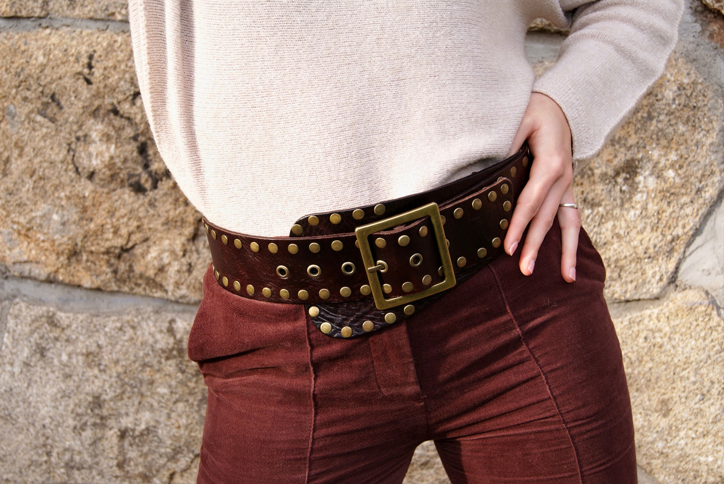 Posado con pantalon de pana y cinturon ancho de trachuela marron