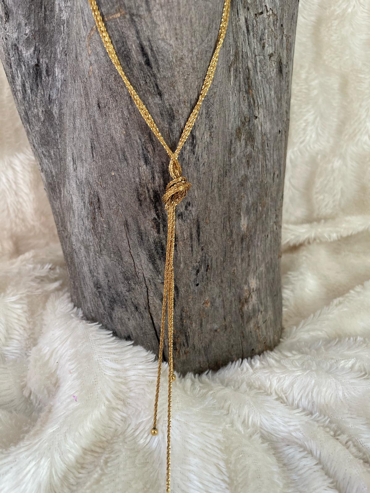 Collar de nudo en color oro