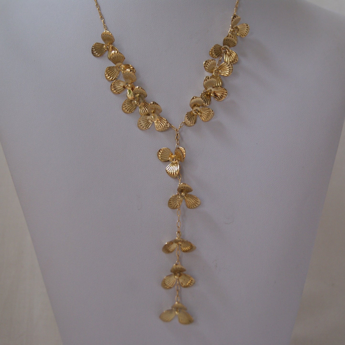 Collar caida de flores