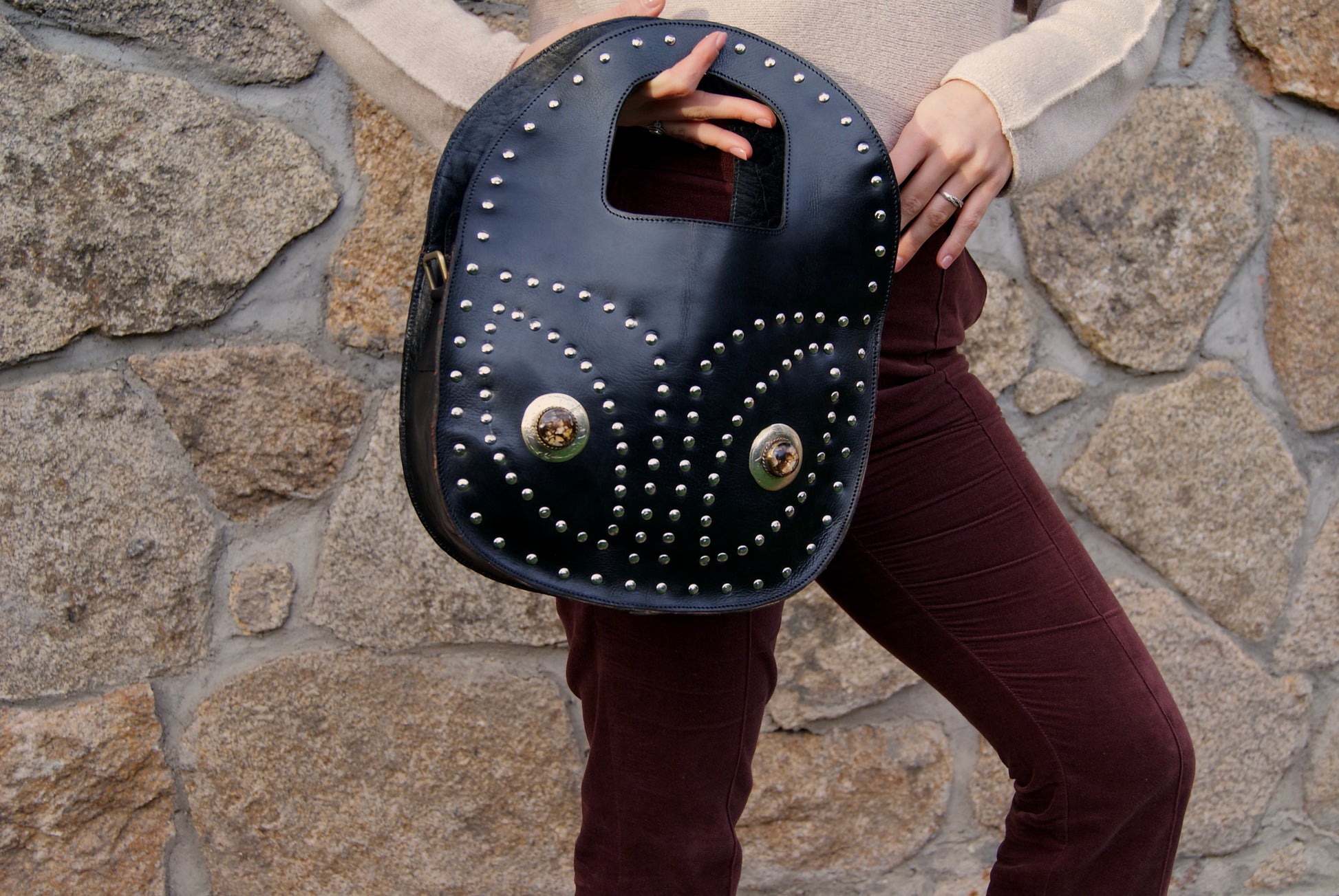 Bolso negro tachuelas