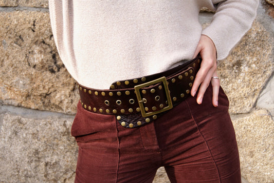 Posado con pantalon de pana y cinturon ancho de trachuela marron