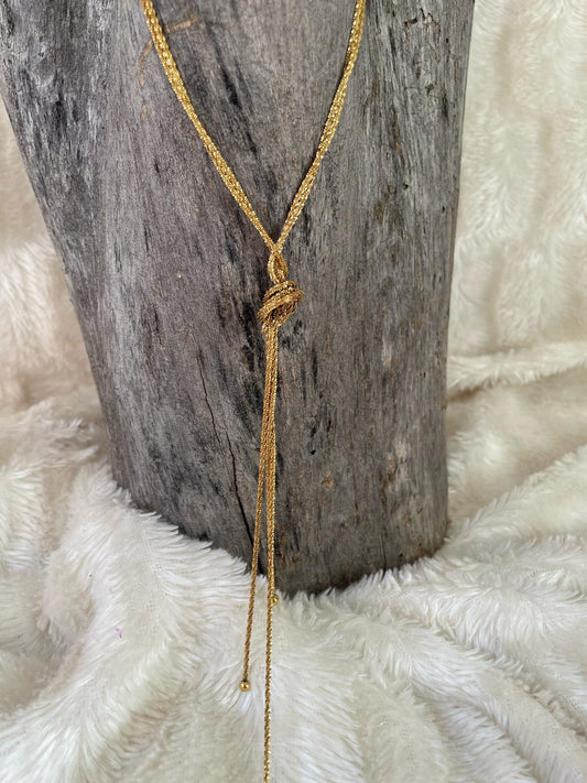 Collar de nudo en color oro