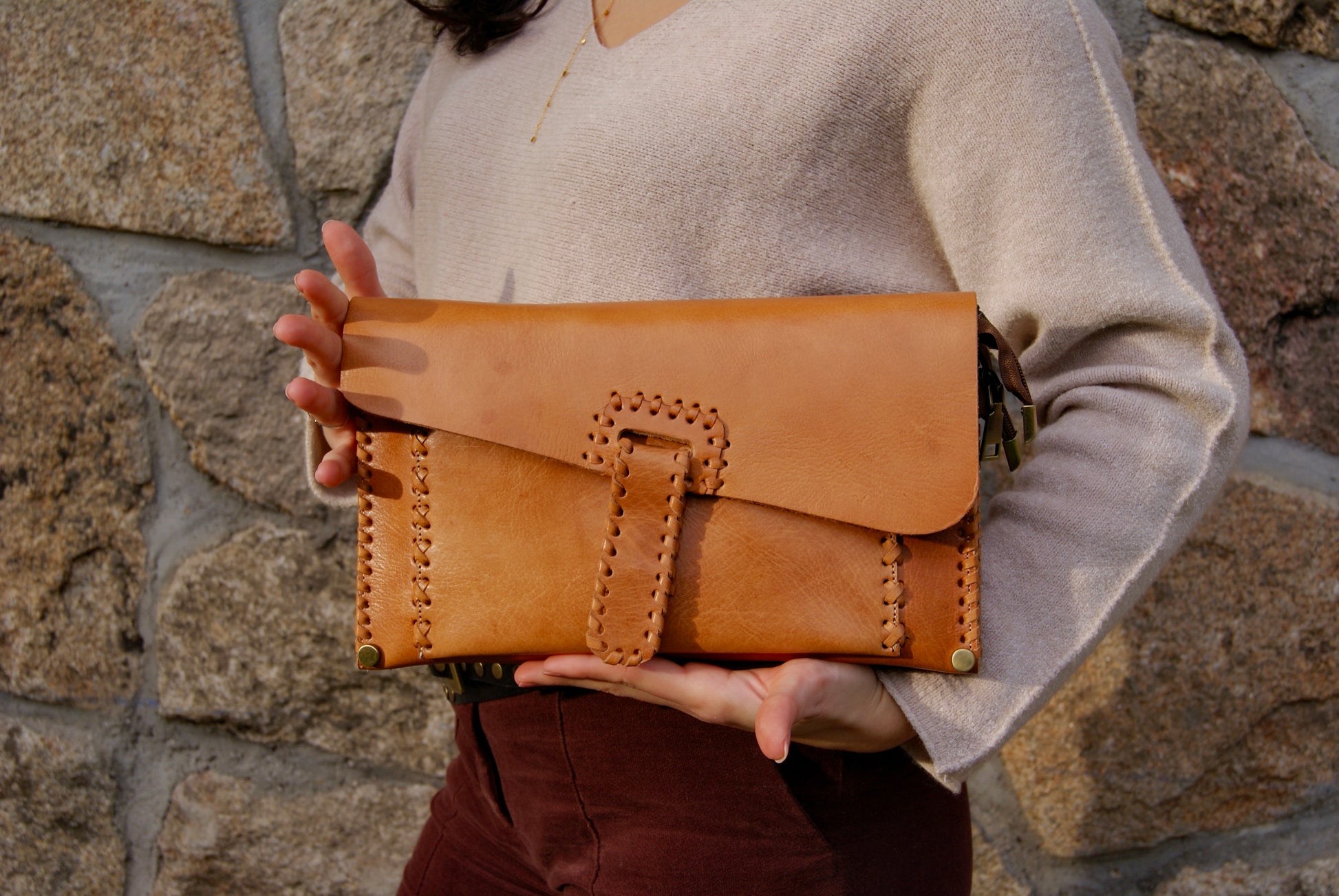 Cartera de mano trenzada color camel