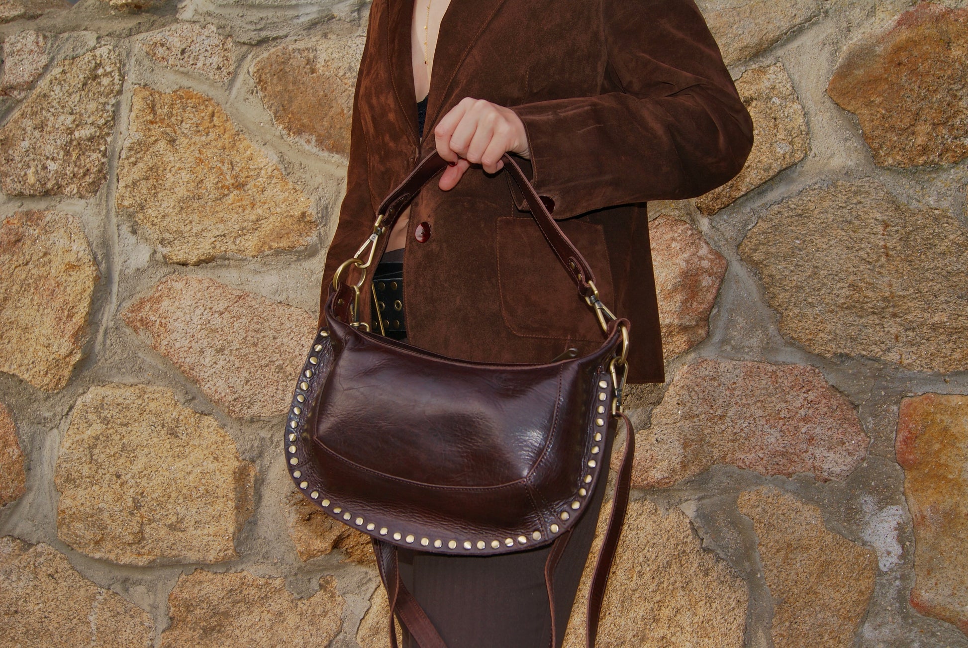 Posado bolso de media luna marron tachuelas 