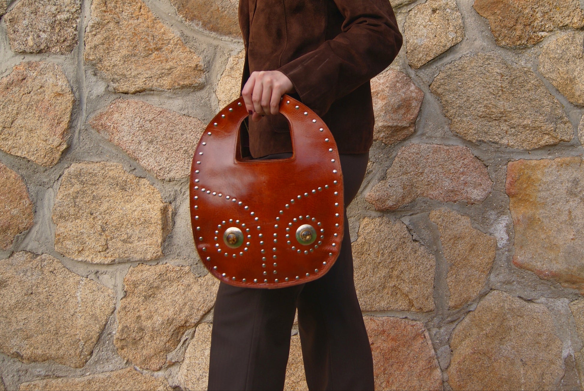 Posado numa eva marron rojizo con tachuelas