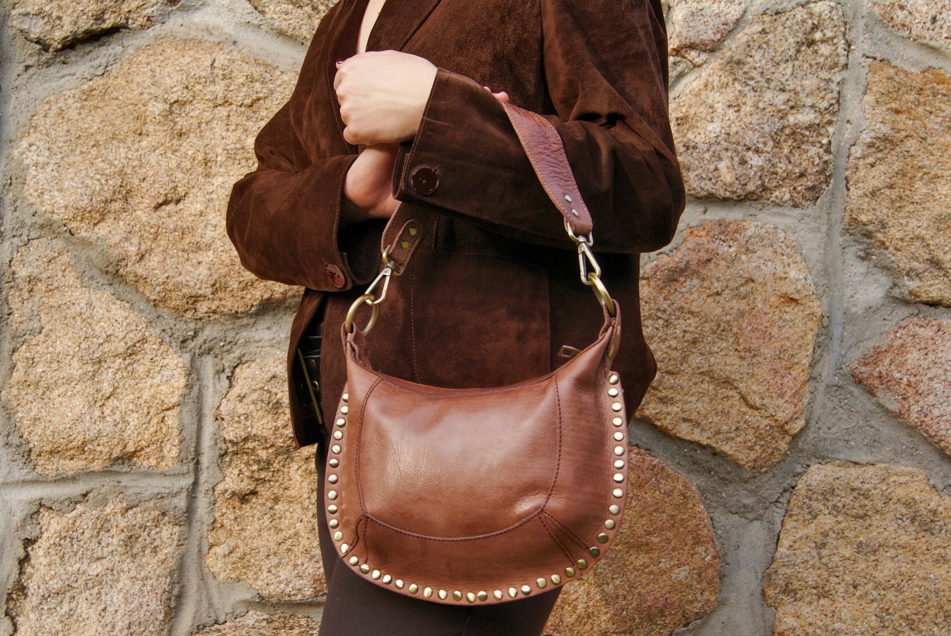 NumaSofia marron oscuro en posado con outfit a juego