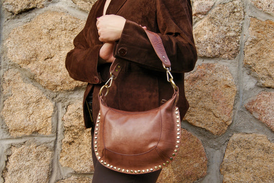 NumaSofia marron oscuro en posado con outfit a juego