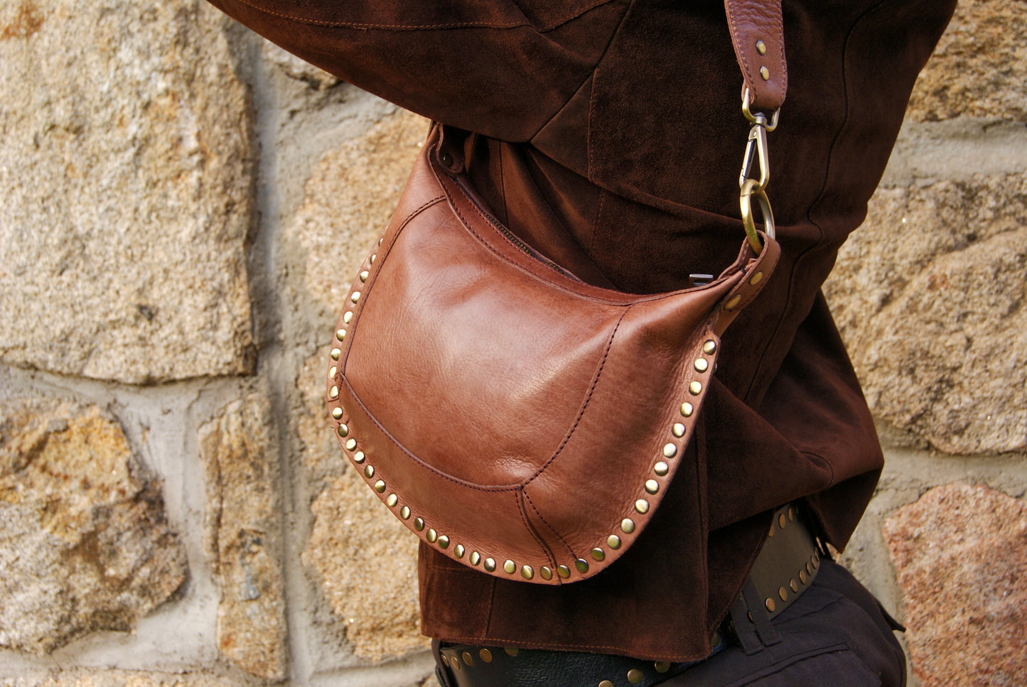 Plano a detalle de bolso numandsofia marron oscuro