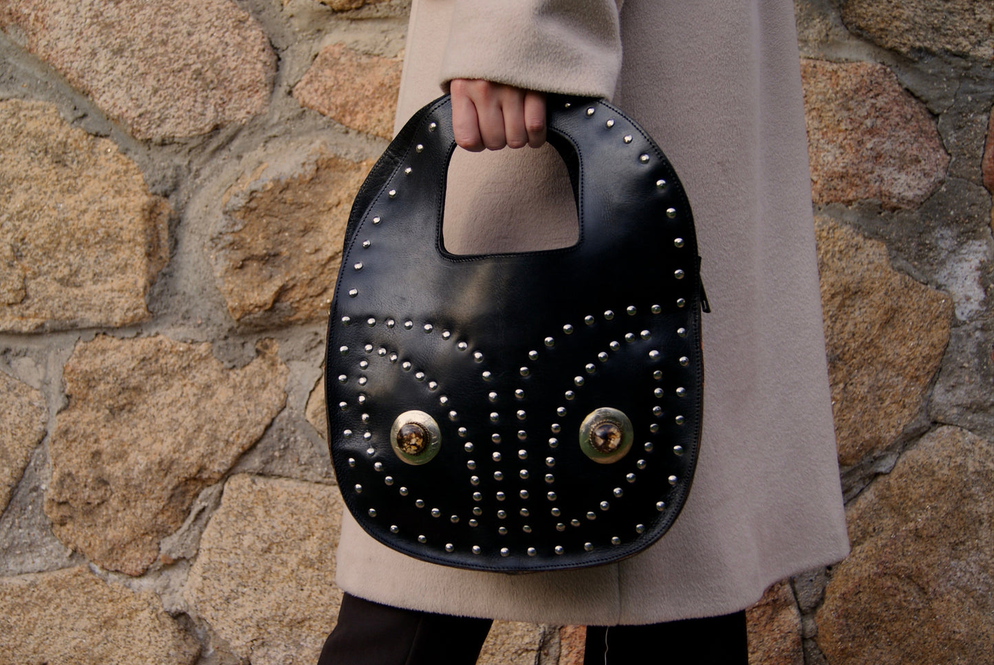 Bolso eva negro con tachuelas 