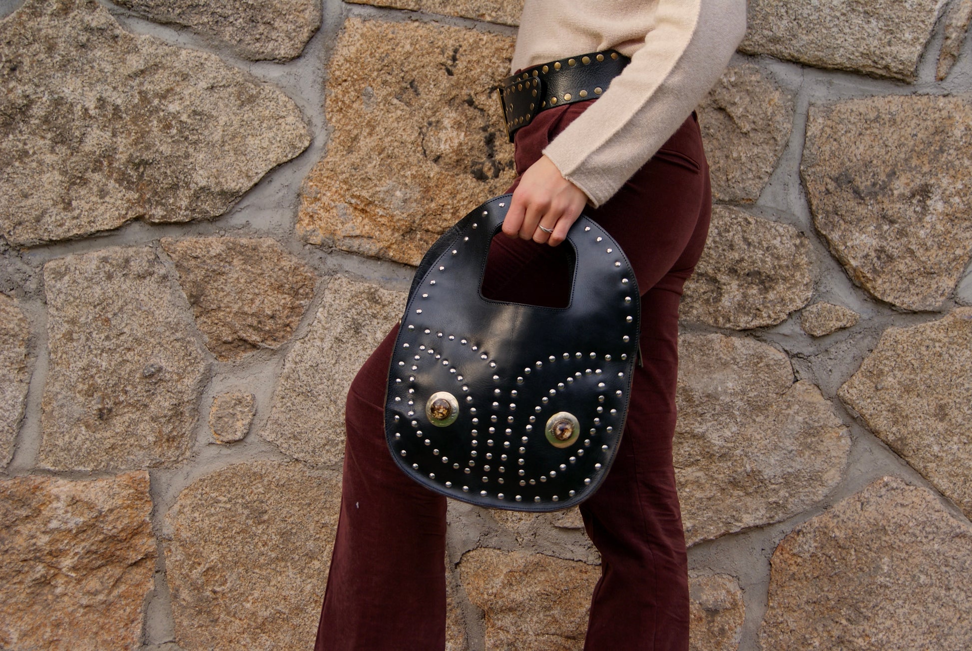 Bolso negro tachuelas en posado con pana granate